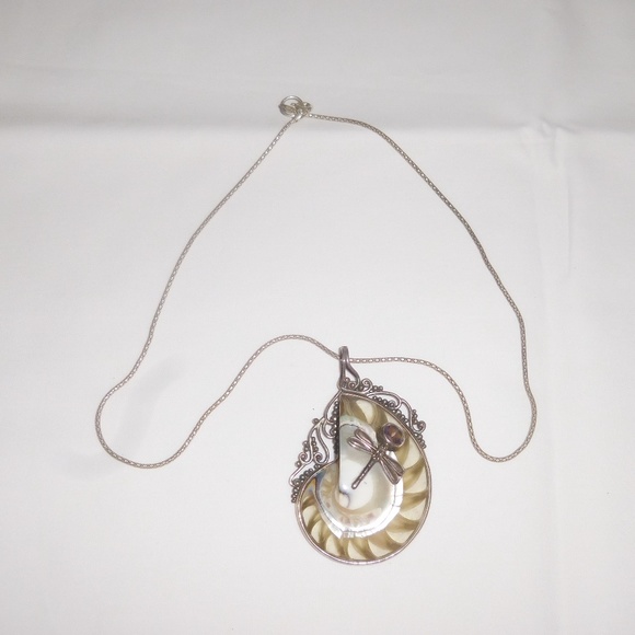 Shell Design Necklace - Picture 2 of 2